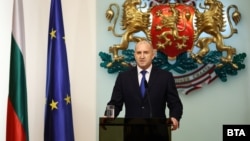 Радев ја објави оставката во вонредно телевизиско обраќање.