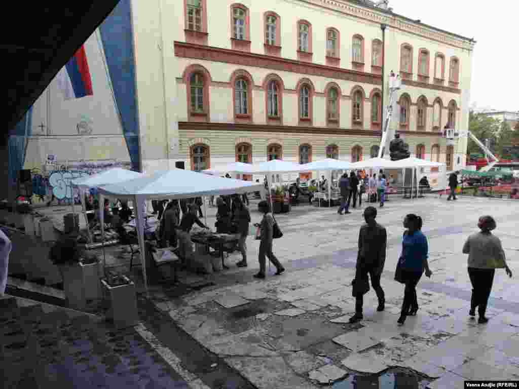 Na platou ispred filozofskog fakulteta udruženje "Umetnost življenja" organizovalo je obeležavanje Međunarodnog dana mira, Beograd, 21.09.2011. Foto: Vesna Anđić / RSE