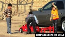 Hususyýetçiler gadagan edilensoň, çagalaryny çagalar bagyna tabşyrmak ene-atalaryň öz gerdenine düşdi.