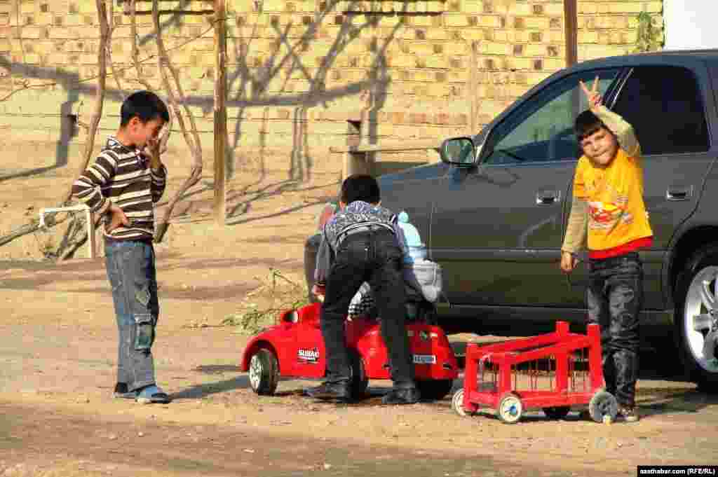 Çagalar oýun oýnaýarlar