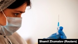 Медик готовит для укола вакцину "Спутник V" (архивное фото)