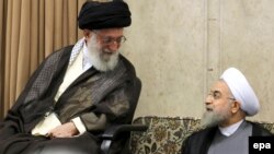 Lideri suprem i Iranit Ayatollah Ali Khamenei dhe presidentiHassan Rohani 