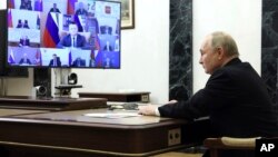 Președintele Rusiei, Vladimir Putin, participă la o întâlnire unde se discută măsuri de răspuns la atacul de la sala de concerte Crocus de lângă Moscova.