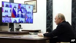 Putyin elnök a Crocus City Hallban elkövetett támadásokra adott válaszintézkedésekről szóló videókonferencián Moszkva melletti rezidenciáján 2024. március 25-én