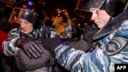 Поліція затримує учасника протесту, Москва, 30 грудня 2014 року