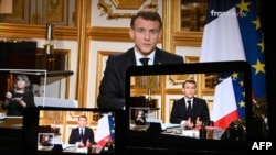 Fotografie realizată în Mulhouse, estul Franței, prezintă ecrane care transmit discursul președintelui francez Emmanuel Macron despre războiul din Iran și repercusiunile acestuia în Orientul Mijlociu - Palatul Elysee din Paris, pe 3 martie 2026.