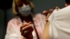 Një punonjëse mjekësore administron një dozë të vaksinës Pfizer BioNTech në një qendër vaksinimi në Nantes, Francë, 14 shtator 2021.