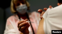 Një punonjëse mjekësore administron një dozë të vaksinës Pfizer BioNTech në një qendër vaksinimi në Nantes, Francë, 14 shtator 2021.