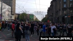 Na transparentima su ispisane poruke poput: 390 dana od poslednjeg radnog dana, Račune plaćam parama iz Monopola, Pustite nas da živimo od našeg rada (protest u Beogradu 12. aprila)
