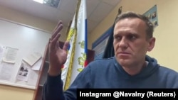  Лидер российской оппозиции Алексей Навальный выступает в ожидании судебного заседания в отделении милиции в Химках под Москвой, 18 января 2021 г.