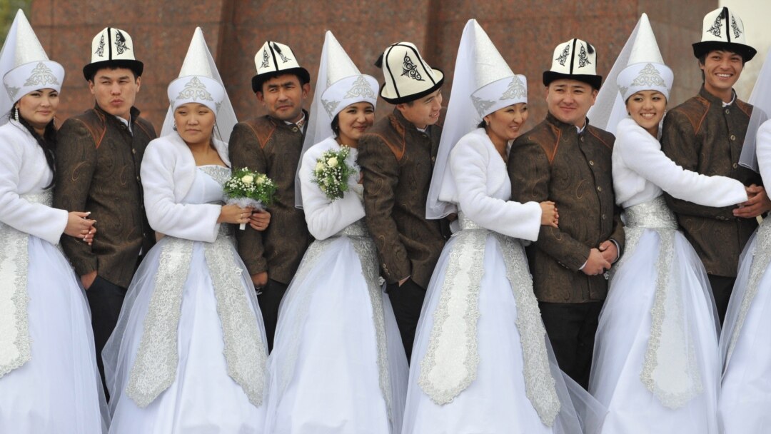 Орысша аудармасы бар азғындық бейнеленген порнографиялық фильмдер Үлкен есектері бар әдемі әйелдер