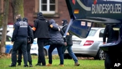 انتقال یکی از ۲۵ عضور گروه «شهروندان رایش» توسط نیروهای امنیتی آلمان
