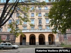  В Блок 2 се обитава и библиотеката на Философския факултет. 