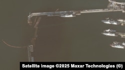 Загородження на в'їзді до Новоросійської військово-морської бази після атаки, 16 грудня 2025 року, Новоросійськ, Росія (Супутникове зображення ©2025 Maxar Technologies)