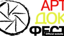 "Artdokfest" kinofestivalının loqosu.