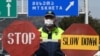 Грузинський поліцейський у захисній масці на контрольно-пропускному пункті в Тбілісі, 1 квітня 2020 року