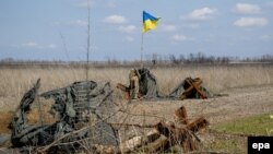 Архівне фото: на позиції біля села Водяне на півдні Донеччини, де, зокрема, були обстріляні українські опорні пункти