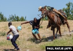 Агент пограничной службы США верхом на лошади пытается на территории американского штата Техас поймать нелегального иммигранта из Гаити