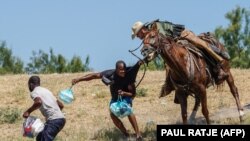 Agent Granične patrole SAD pokušava da spreči migrante s Haitija da uđu u SAD, Teksas, 19. septembar 2021.
