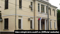 Rusiyeniñ nezaretinde olğan Aqmescitniñ Kiyev rayon mahkemesi, nümüneviy resim