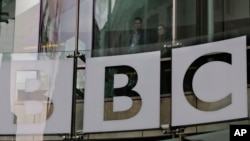 Журналісти представляють великі ЗМІ, зокрема BBC, Sky News, Financial Times, Daily Telegraph, Independent і Guardian