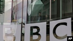 Novinari, voditelji vijesti, urednici i viši menadžeri BBC-a i drugih britanskih medija su među 49 osoba kojima je zabranjen ulazak u Rusiju.