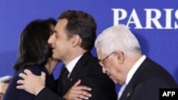 Президенти Фаронса Николас Саркозӣ аз вазири корҳои хориҷии Амрико Кондолиза Райс ва раиси маъмурияти худгардони Фаластин Маҳмуд Аббос пазироӣ мекунад. Порис 17 декабри соли 2007.