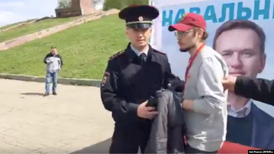 Задержание волонтеров штаба Навального в Казани, 14 мая 