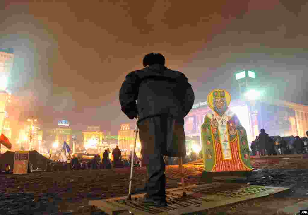 A disabled antigovernment protester stands on Independence Square in Kyiv, Ukraine. (AFP/Yuriy Dyachyshyn)