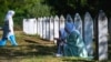 Сребреница шаарчасынын жанындагы Потокари кыштагында 30 жыл мурдагы кыргында курман болгон жакындарын эскергендер, 11-июль 2025-жыл. 