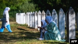 Сребреница шаарчасынын жанындагы Потокари кыштагында 30 жыл мурдагы кыргында курман болгон жакындарын эскергендер, 11-июль 2025-жыл. 