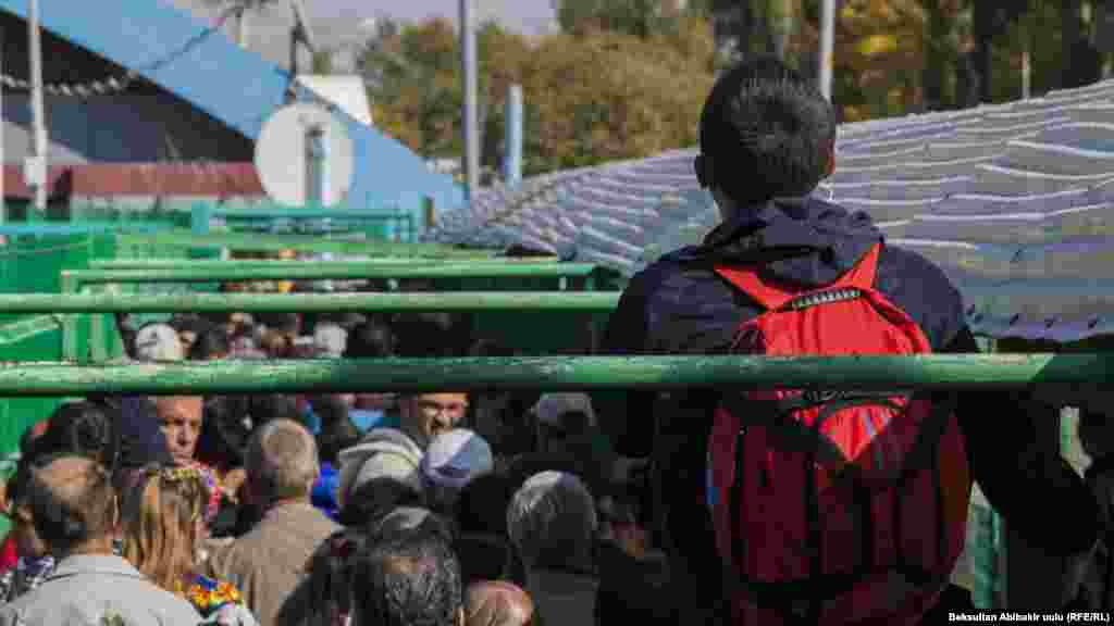 Ситуация на границе двух стран осложнилась 10 октября. Переходящие границу жаловались и затягивание процедур досмотра казахстанской стороной. На переходах выстроились колонны машин, ожидающих очереди.&nbsp;