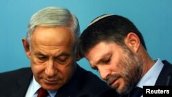 Premierul israelian Benjamin Netanyahu (stânga) și ministrul israelian de finanțe, Bezalel Smotrich