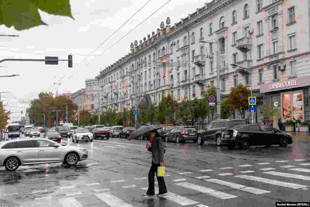 Bulevardul Ștefan cel Mare este principala arteră a orașului încă din prima jumătate a secolului al XIX-lea.Până în prezent, bulevardul a avut șase nume, printre care: st. Millionnaia, st. Aleksandrovskaia, bulevardul Alexandru cel Bun, bulevardul Carol al II-lea, bulevardul Lenin, iar din 1991 până în prezent, bulevardul Ștefan cel Mare și Sfânt. 