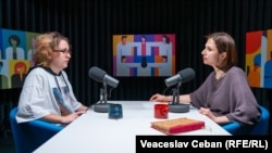 Iacob Popovici, tânăr non-binar din Republica Moldova discutând cu Victoria Coroban, autoarea podcastului Laboratorul Social, în studioul Europei Libere