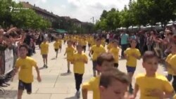 Fëmijët vrapojnë në Ditën Olimpike