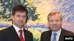 Jaap de Hoop Scheffer, generalni sekretar NATO pakta u raygovoru saMiroslavom Lajcakom u Briselu, 7. novembra2007.