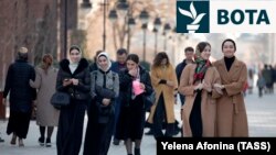 Gratë ecin nëpër një rrugë në kryeqytetin çeçen, Grozni. Muajin e kaluar, autoritetet e republikës nxorën disa kufizime të reja për veshjet e grave.