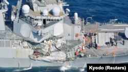 Pamje e dëmeve të shkaktuara në luftanijen amerikane USS Fitzgerald pas ndeshjes me një anije transportuese
