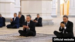 Президент Узбекистана Шавкат Мирзиёев и Президент Туркменистана Гурбангулы Бердымухамедов в комплексе Туркменбаши Рухи в Ашхабаде, 29 апреля 2020 г.