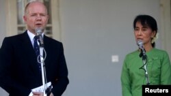 Myanmar democracy campaigner Aung San Suu Kyi (right) and British Foreign Secretary William Hague talk to reporters in Yangon.