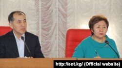 Жогорку соттун төрайымы Гүлбара Калиева  Эркинбек Мамыровду жамаатка тааныштырууда. 21-февраль, 2020-жыл. 