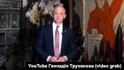 За версією слідства, Труханов у своїх деклараціях за 2015-2016 роки подав завідомо недостовірні відомості стосовно майна та інших об’єктів декларування, які відрізняються від достовірних на суму понад 33 млн гривень та 18 мільйонів гривень відповідно