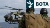 Dy ushtarë duke qëndruar para një helikopteri H-145M të ushtrisë së Serbisë. Shteti serb u furnizua me këto fluturake më 2019, pasi nënshkroi marrëveshje me Francën dhe Gjermaninë për mbrojtjen dhe shkëmbimin e informatave konfidenciale.