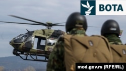 Dy ushtarë duke qëndruar para një helikopteri H-145M të ushtrisë së Serbisë. Shteti serb u furnizua me këto fluturake më 2019, pasi nënshkroi marrëveshje me Francën dhe Gjermaninë për mbrojtjen dhe shkëmbimin e informatave konfidenciale.