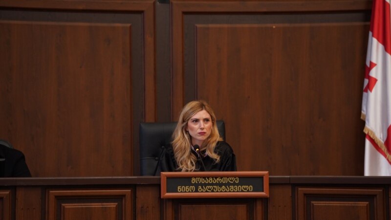 11 პირის სხდომაზე მოსამართლის დანიშნული ადვოკატები ითხოვდნენ თვითაცილებას - მოსამართლე კანონიდან ციტატების წაკითხვას ზღუდავს
