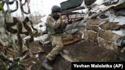 Илустрација - украински војник на позиција во источна Украина. 