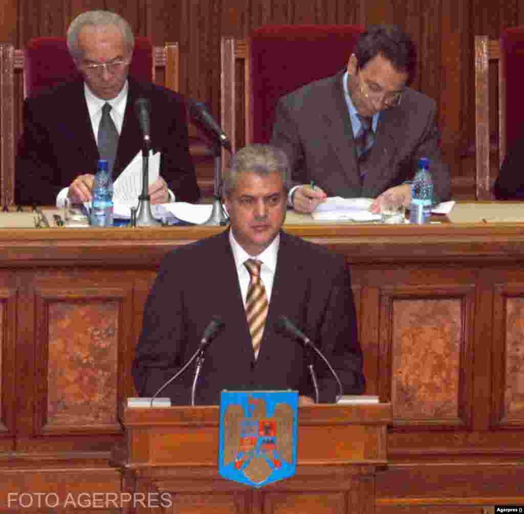 Legislatura 2000-2004&nbsp; &nbsp; Camera Deputaților - președinte - Valer Dorneanu (PSD)&nbsp; Senat - președinte - Nicolae Văcăroiu (PSD) În imagine, Nicolae Văcăroiu (stg), Adrian Năstase (centru), Valer Dorneanu (dr.) la o ședință solemnă a Parlamentului din 2004. 