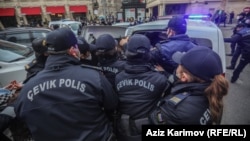 Polis Bakıda 8 Mart yürüşü zamanı
