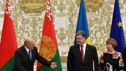 Президент Білорусі Олександр Лукашенко (ліворуч) і президент України Петро Порошенко під час зустрічі в Мінську 26 серпня 2014 року